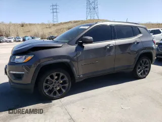 2021 Jeep Compass 80th Anniversary z VIN 3C4NJDEB1MT550319, wystawiony jako Copart lot #52038445 z przebiegiem 28 461 mil mil oraz Szkoda całkowita • Salvage title. Historia ofert i sprzedaży dostępna na DreamBid. Obrazek 1.