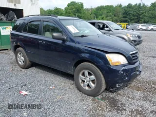 2008 Kia Sorento LX z VIN KNDJC735185825586, wystawiony jako IAAI lot #42689462 z przebiegiem 135 803 mil mil oraz . Historia ofert i sprzedaży dostępna na DreamBid. Obrazek 1.