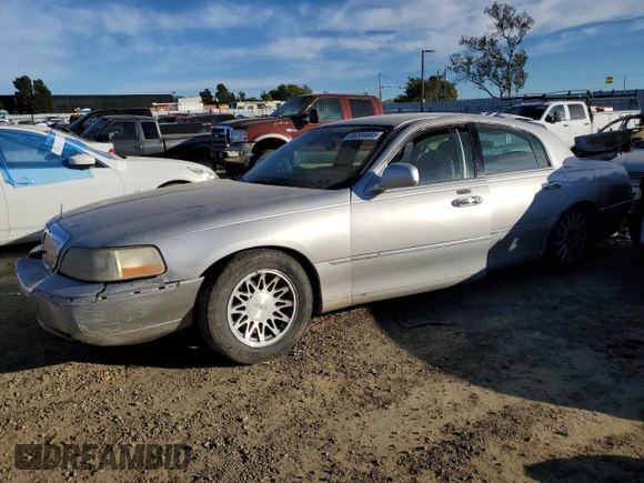 2003 Lincoln Town Car Signature z VIN 1LNHM82W73Y612608, wystawiony jako Copart lot #88304985 z przebiegiem Nie podano mil oraz Nie do naprawy • Non repairable. Historia ofert i sprzedaży dostępna na DreamBid. Obrazek 1.