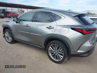 2024 Lexus NX 350 Luxury z VIN 2T2HGCEZ3RC032785, wystawiony jako IAAI lot #42230799 z przebiegiem 5992 mil mil oraz . Historia ofert i sprzedaży dostępna na DreamBid. Obrazek 3.