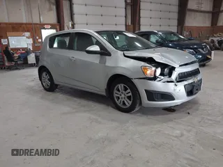 2016 Chevrolet Sonic LT z VIN 1G1JC6SG9G4151259, wystawiony jako IAAI lot #42341705 z przebiegiem 131 981 mil mil oraz . Historia ofert i sprzedaży dostępna na DreamBid. Obrazek 1.