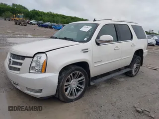 2013 Cadillac Escalade Premium z VIN 1GYS4CEF8DR272495, wystawiony jako IAAI lot #42245832 z przebiegiem 203 818 mil mil oraz . Historia ofert i sprzedaży dostępna na DreamBid. Obrazek 2.