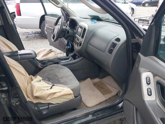 2005 Ford Escape XLT with VIN 1FMYU03155KD75479, listed as a IAAI auction lot 41757864 with 213,571 mi miles. Bid and sale history available at carsss.com. Image 5.