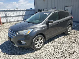 2018 Ford Escape SE z VIN 1FMCU9GD0JUA95941, wystawiony jako Copart lot #56606625 z przebiegiem 137 924 mil mil oraz Nie do naprawy. Historia ofert i sprzedaży dostępna na DreamBid. Obrazek 1.