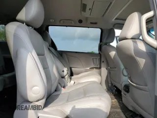 2017 Toyota Sienna XLE Auto Access Seat z VIN 5TDYZ3DC5HS772503, wystawiony jako Copart lot #54207045 z przebiegiem 158 251 mil mil oraz Szkody całkowita. Historia ofert i sprzedaży dostępna na DreamBid. Obrazek 11.