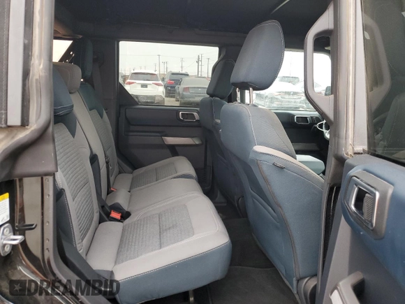 2022 Ford Bronco z VIN 1FMDE5BH2NLB22556, wystawiony jako Copart lot #60717055 z przebiegiem 27 757 mil mil oraz Szkoda całkowita • Salvage title. Historia ofert i sprzedaży dostępna na DreamBid. Obrazek 11.