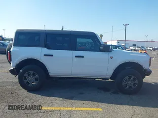 2024 Ford Bronco Badlands z VIN 1FMEE9BP5RLA09693, wystawiony jako IAAI lot #42146875 z przebiegiem 5 806 mil mil oraz . Historia ofert i sprzedaży dostępna na DreamBid. Obrazek 13.