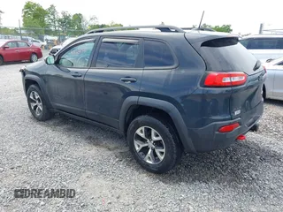 2017 Jeep Cherokee Trailhawk z VIN 1C4PJMBS1HW569093, wystawiony jako IAAI lot #42286940 z przebiegiem 121 876 mil mil oraz . Historia ofert i sprzedaży dostępna na DreamBid. Obrazek 3.