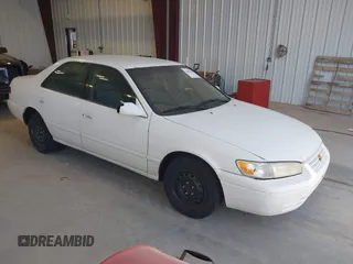 1999 Toyota Camry LE z VIN 4T1BG22K2XU879188, wystawiony jako IAAI lot #42483414 z przebiegiem 225 002 mil mil oraz . Historia ofert i sprzedaży dostępna na DreamBid. Obrazek 1.
