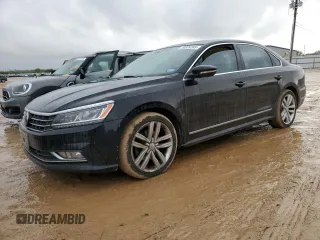 2017 Volkswagen Passat SE z VIN 1VWGT7A32HC017803, wystawiony jako Copart lot #50924285 z przebiegiem 108 413 mil mil oraz Czysty tytuł • Clean title. Historia ofert i sprzedaży dostępna na DreamBid. Obrazek 1.