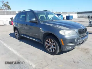 2011 BMW X5 35i z VIN 5UXZV4C52BL404280, wystawiony jako IAAI lot #42324783 z przebiegiem 161 610 mil mil oraz . Historia ofert i sprzedaży dostępna na DreamBid. Obrazek 1.