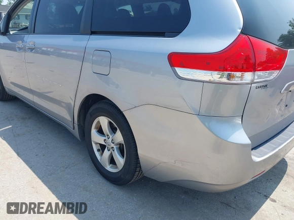 2012 Toyota Sienna LE AAS z VIN 5TDKK3DC0CS210995, wystawiony jako IAAI lot #42439317 z przebiegiem 183 029 mil mil oraz . Historia ofert i sprzedaży dostępna na DreamBid. Obrazek 18.