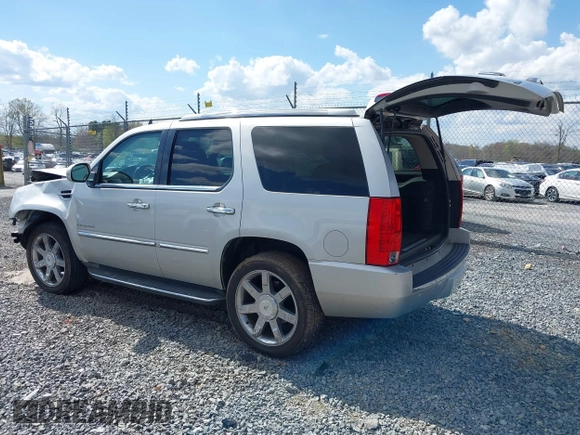 2010 Cadillac Escalade Luxury z VIN 1GYUKBEF1AR269054, wystawiony jako IAAI lot #39255908 z przebiegiem 96 965 mil mil oraz . Historia ofert i sprzedaży dostępna na DreamBid. Obrazek 3.