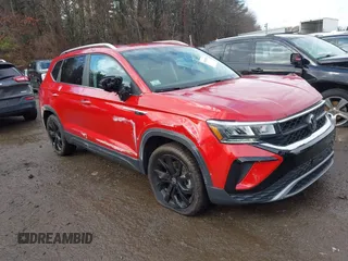 2024 Volkswagen Taos SE z VIN 3VVEX7B25RM010219, wystawiony jako IAAI lot #41030587 z przebiegiem 1 088 mil mil oraz . Historia ofert i sprzedaży dostępna na DreamBid. Obrazek 1.