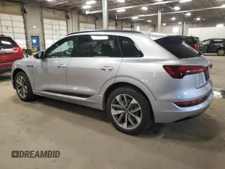 2021 Audi e-tron Premium Plus z VIN WA1LAAGE8MB015982, wystawiony jako Copart lot #47356315 z przebiegiem 43 618 mil mil oraz Nie do naprawy • Non repairable. Historia ofert i sprzedaży dostępna na DreamBid. Obrazek 2.