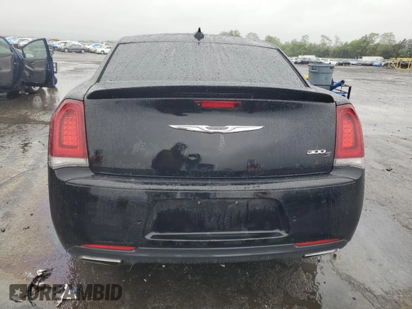 2015 Chrysler 300 S z VIN 2C3CCABG9FH780710, wystawiony jako Copart lot #57951145 z przebiegiem 126 268 mil mil oraz Szkoda całkowita • Salvage title. Historia ofert i sprzedaży dostępna na DreamBid. Obrazek 6.