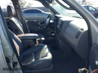 2002 Ford Escape XLT Choice with VIN 1FMYU03112KC92109, listed as a IAAI auction lot 41382961 with 105,145 mi miles. Bid and sale history available at carsss.com. Image 5.