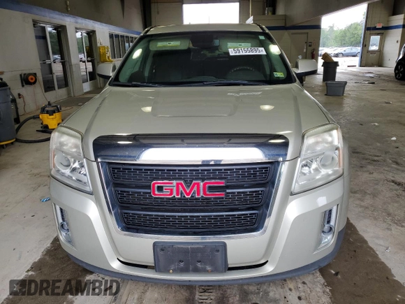 2015 GMC Terrain SLE z VIN 2GKALMEK8F6166008, wystawiony jako Copart lot #59155895 z przebiegiem 142 046 mil mil oraz Czysty tytuł • Clean title. Historia ofert i sprzedaży dostępna na DreamBid. Obrazek 5.