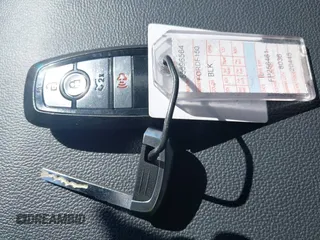 2024 Ford F-150 Lightning XLT z VIN 1FTVW3LK3RWG06339, wystawiony jako IAAI lot #41664763 z przebiegiem 9 891 mil mil oraz . Historia ofert i sprzedaży dostępna na DreamBid. Obrazek 11.