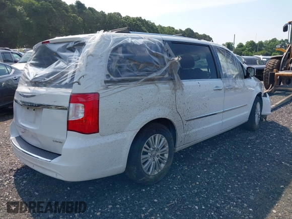 2015 Chrysler Town & Country Limited Platinum with VIN 2C4RC1GG2FR554713, listed as a IAAI auction lot 39868461 with 110,282 mi miles. Bid and sale history available at carsss.com. Image 4.