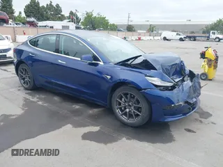 2018 Tesla Model 3 Long Range Battery z VIN 5YJ3E1EAXJF160783, wystawiony jako IAAI lot #42116012 z przebiegiem 32 119 mil mil oraz . Historia ofert i sprzedaży dostępna na DreamBid. Obrazek 1.