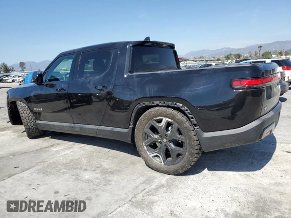 2023 Rivian R1T Adventure z VIN 7FCTGBAA6PN029702, wystawiony jako Copart lot #49833425 z przebiegiem 6608 mil mil oraz Szkody całkowita. Historia ofert i sprzedaży dostępna na DreamBid. Obrazek 2.