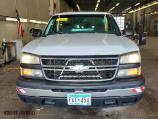 2006 Chevrolet Silverado 1500 Work Truck with VIN 1GCEC14V16E179217, listed as a IAAI auction lot 42018352 with 152,977 mi miles. Bid and sale history available at carsss.com. Image 1.