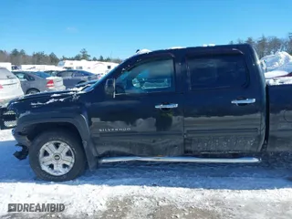 2010 Chevrolet Silverado 1500 LT with VIN 3GCRKSE38AG257341, listed as a IAAI auction lot 41592371 with 136,872 mi miles. Bid and sale history available at carsss.com. Image 17.
