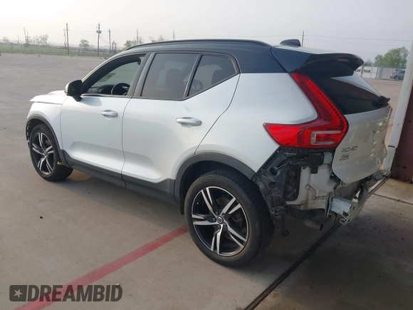 2019 Volvo XC40 R-Design z VIN YV4AC2HM7K2149105, wystawiony jako IAAI lot #41857899 z przebiegiem 122 736 mil mil oraz . Historia ofert i sprzedaży dostępna na DreamBid. Obrazek 3.