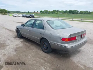 2001 Toyota Camry CE z VIN 4T1BG22K81U072844, wystawiony jako IAAI lot #42345527 z przebiegiem 152 059 mil mil oraz . Historia ofert i sprzedaży dostępna na DreamBid. Obrazek 3.