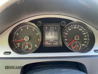 2011 Volkswagen CC Sport z VIN WVWMN7AN0BE733693, wystawiony jako Copart lot #58811405 z przebiegiem 129 963 mil mil oraz Tytuł czysty. Historia ofert i sprzedaży dostępna na DreamBid. Obrazek 8.