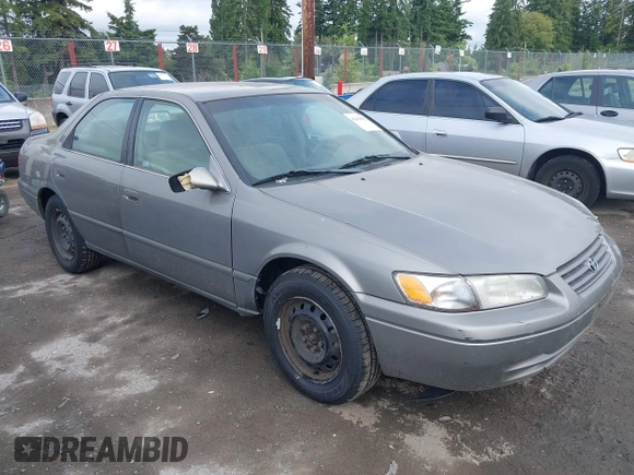 1998 Toyota Camry LE z VIN 4T1BF22K2WU042166, wystawiony jako IAAI lot #42416930 z przebiegiem 124 809 mil mil oraz . Historia ofert i sprzedaży dostępna na DreamBid. Obrazek 1.