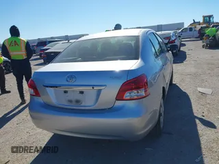 2012 Toyota Yaris z VIN JTDBT4K35CL038860, wystawiony jako IAAI lot #41254384 z przebiegiem 161 536 mil mil oraz . Historia ofert i sprzedaży dostępna na DreamBid. Obrazek 4.
