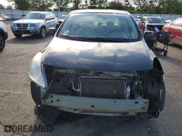 2012 Nissan Versa SV z VIN 3N1CN7APXCL939881, wystawiony jako Copart lot #58373915 z przebiegiem 82 970 mil mil oraz Szkoda całkowita • Salvage title. Historia ofert i sprzedaży dostępna na DreamBid. Obrazek 5.