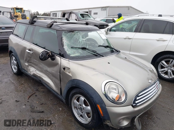 2011 MINI Clubman z VIN WMWZF3C55BT188172, wystawiony jako IAAI lot #41387090 z przebiegiem 176 300 mil mil oraz . Historia ofert i sprzedaży dostępna na DreamBid. Obrazek 1.