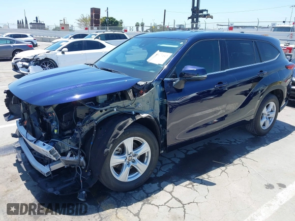 2022 Toyota Highlander LE with VIN 5TDZZRAH2NS550598, listed as a IAAI auction lot 42317212 with 42,102 mi miles and . Bid and sale history available at DreamBid. Image 2.