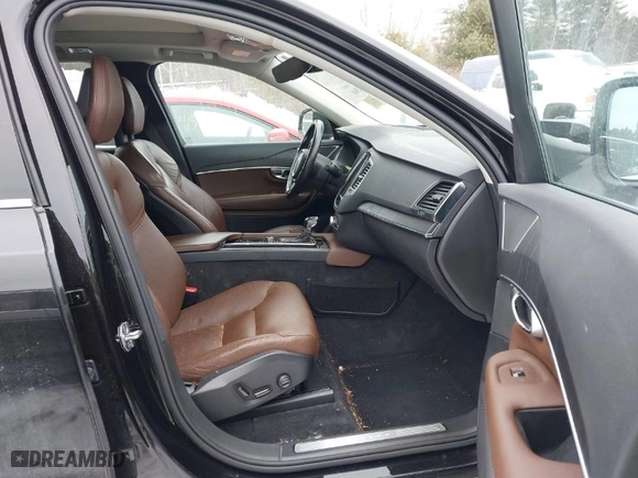 2020 Volvo XC90 Momentum with VIN YV4A22PK2L1618904, listed as a IAAI auction lot 41561566 with 59,940 mi miles. Bid and sale history available at carsss.com. Image 5.