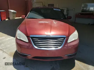 2013 Chrysler 200 Touring z VIN 1C3CCBBB8DN679026, wystawiony jako Copart lot #57943265 z przebiegiem 158 130 mil mil oraz Czysty tytuł • Clean title. Historia ofert i sprzedaży dostępna na DreamBid. Obrazek 5.