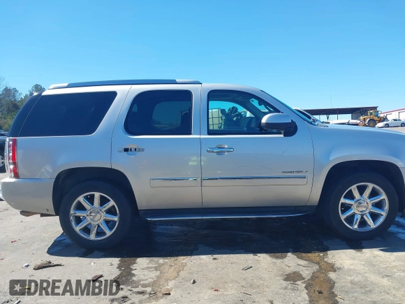 2010 GMC Yukon Denali z VIN 1GKUKEEFXAR208118, wystawiony jako IAAI lot #41618086 z przebiegiem 190 851 mil mil oraz . Historia ofert i sprzedaży dostępna na DreamBid. Obrazek 14.