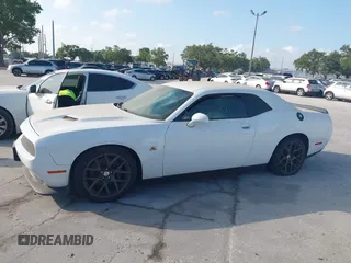 2016 Dodge Challenger R/T Scat Pack z VIN 2C3CDZFJ5GH289781, wystawiony jako IAAI lot #42098014 z przebiegiem Nie podano mil oraz . Historia ofert i sprzedaży dostępna na DreamBid. Obrazek 13.