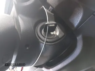 2008 Nissan Versa S z VIN 3N1BC13E68L395932, wystawiony jako IAAI lot #42333560 z przebiegiem 231 010 mil mil oraz . Historia ofert i sprzedaży dostępna na DreamBid. Obrazek 11.