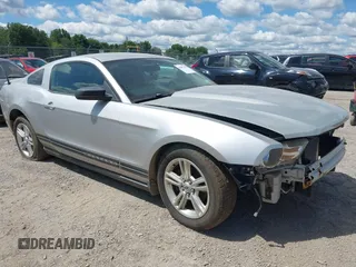 2010 Ford Mustang V6 z VIN 1ZVBP8AN2A5132045, wystawiony jako IAAI lot #42803421 z przebiegiem 115 896 mil mil oraz . Historia ofert i sprzedaży dostępna na DreamBid. Obrazek 1.