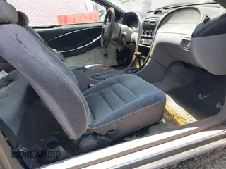 1995 Ford Mustang z VIN 1FALP4043SF254164, wystawiony jako IAAI lot #42790691 z przebiegiem 86 581 mil mil oraz . Historia ofert i sprzedaży dostępna na DreamBid. Obrazek 5.