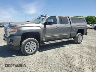 2018 GMC Sierra 2500HD Denali z VIN 1GT12UEY6JF101420, wystawiony jako Copart lot #55831995 z przebiegiem 17 288 mil mil oraz Tytuł czysty. Historia ofert i sprzedaży dostępna na DreamBid. Obrazek 1.