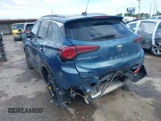 2024 Buick Encore GX Sport Touring z VIN KL4AMDSL3RB007284, wystawiony jako IAAI lot #42228588 z przebiegiem 32 618 mil mil oraz . Historia ofert i sprzedaży dostępna na DreamBid. Obrazek 3.