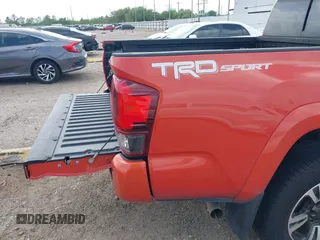 2018 Toyota Tacoma SR5 z VIN 3TMAZ5CN2JM076140, wystawiony jako IAAI lot #41913486 z przebiegiem 142 212 mil mil oraz . Historia ofert i sprzedaży dostępna na DreamBid. Obrazek 18.