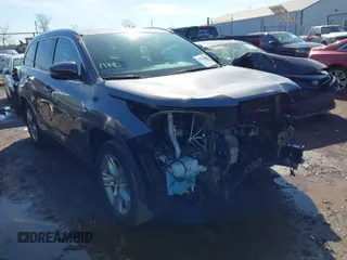 2015 Toyota Highlander Limited z VIN 5TDDKRFH1FS141355, wystawiony jako IAAI lot #41844666 z przebiegiem 104 698 mil mil oraz . Historia ofert i sprzedaży dostępna na DreamBid. Obrazek 1.