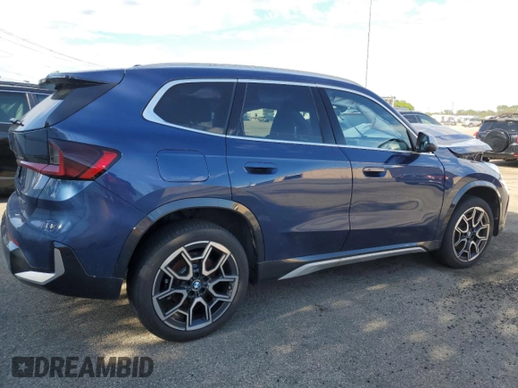 2024 BMW X1 xDrive28i z VIN WBX73EF0XR5017143, wystawiony jako Copart lot #54323325 z przebiegiem 5 411 mil mil oraz Szkoda całkowita • Salvage title. Historia ofert i sprzedaży dostępna na DreamBid. Obrazek 3.