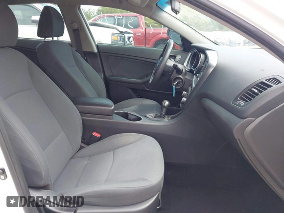 2015 Kia Optima LX z VIN KNAGM4A70F5649084, wystawiony jako IAAI lot #42231976 z przebiegiem 152 545 mil mil oraz . Historia ofert i sprzedaży dostępna na DreamBid. Obrazek 5.