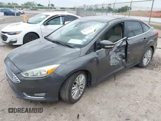 2016 Ford Focus Titanium z VIN 1FADP3J21GL260145, wystawiony jako IAAI lot #42137319 z przebiegiem 131 835 mil mil oraz . Historia ofert i sprzedaży dostępna na DreamBid. Obrazek 2.